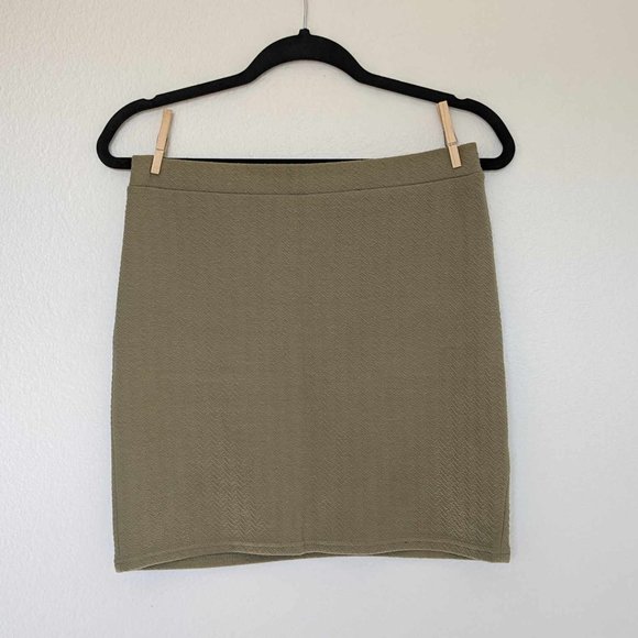 Roxy Light Olive Green Midi Skirt. M - Picture 2 of 6